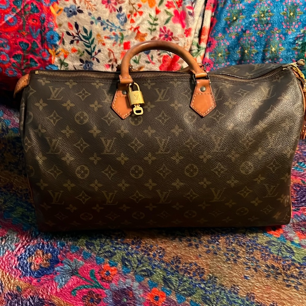 AUTHENTIC LOUIS VUITTON SPEEDY 40 (W/LV LOCK & COA)💗💗💗